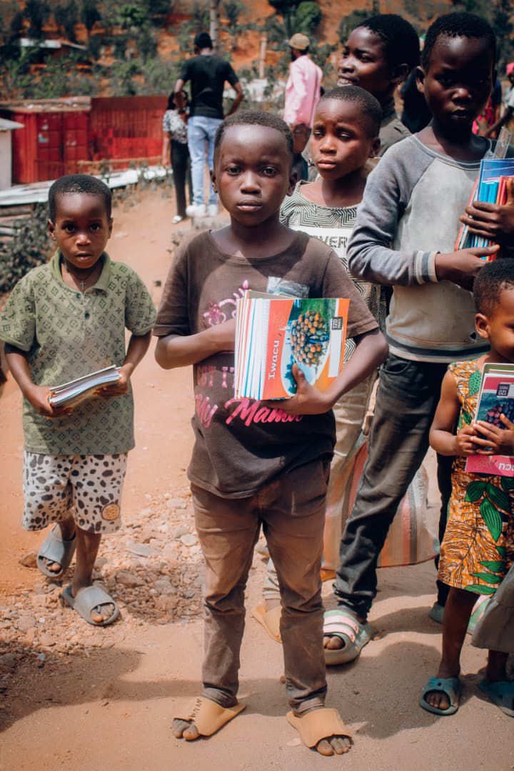 Enfants avec des fournitures scolaires