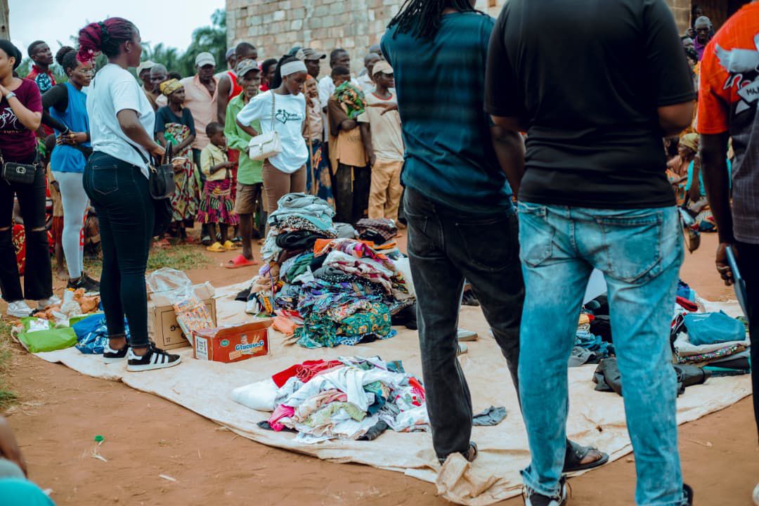 Vêtements préparés pour une distribution