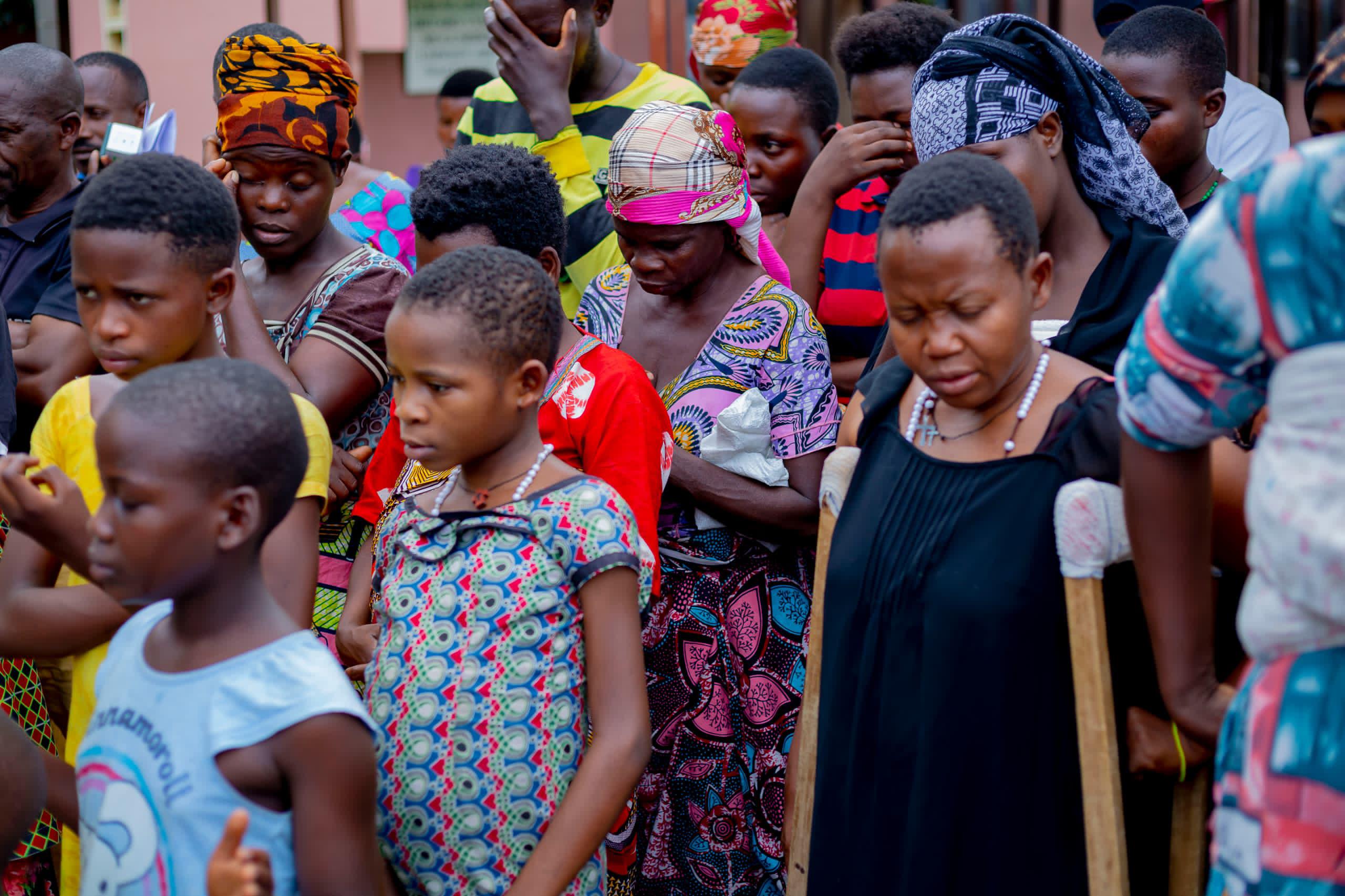 Participants à une action de solidarité au Burundi